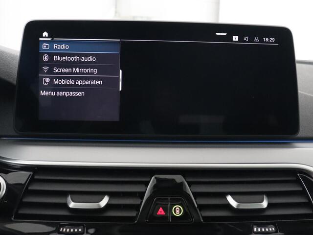 BMW 5-SERIE 530e xDrive High Executive | Panoramadak | Trekhaak | Adaptive cruise | Stoel & stuurverwarming | Carplay | Sfeerverlichting | Leder | Camera | Keyless | PHEV | Plug In