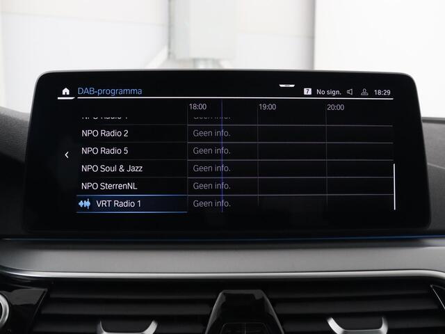 BMW 5-SERIE 530e xDrive High Executive | Panoramadak | Trekhaak | Adaptive cruise | Stoel & stuurverwarming | Carplay | Sfeerverlichting | Leder | Camera | Keyless | PHEV | Plug In