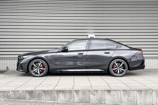 BMW 5-SERIE Sedan 530e M Sportpakket Pro / Innovation Pack / Travel Pack / Comfort Pack / Panoramadak / Trekhaak