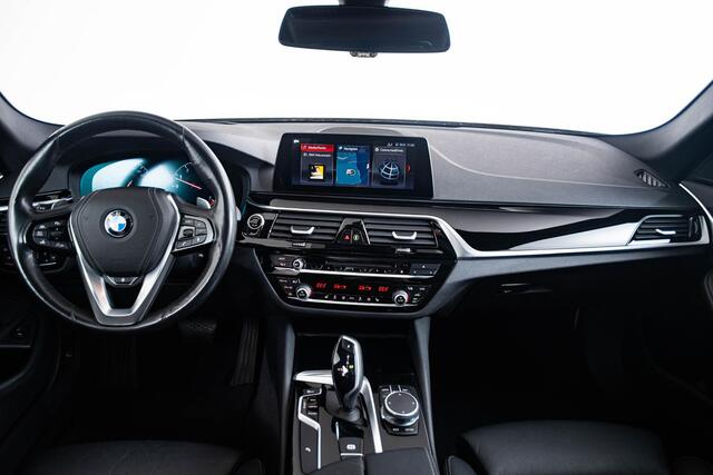 BMW 5-SERIE Touring 530i xDrive High Executive Sportline - Panoramadak - Soft close - Comfort Access - Parking/Driving Assistant - Active Protection - Comfortstoelen - Elektrisch verwarmde voor/achterstoelen -