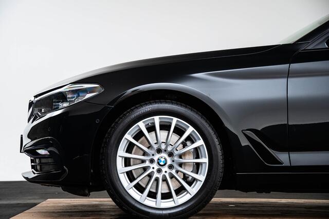 BMW 5-SERIE Touring 530i xDrive High Executive Sportline - Panoramadak - Soft close - Comfort Access - Parking/Driving Assistant - Active Protection - Comfortstoelen - Elektrisch verwarmde voor/achterstoelen -