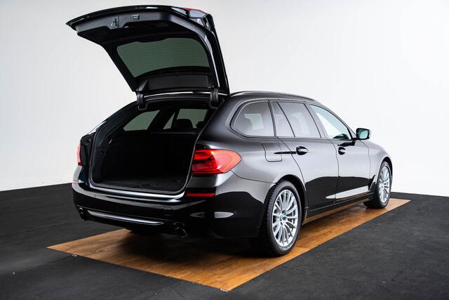 BMW 5-SERIE Touring 530i xDrive High Executive Sportline - Panoramadak - Soft close - Comfort Access - Parking/Driving Assistant - Active Protection - Comfortstoelen - Elektrisch verwarmde voor/achterstoelen -