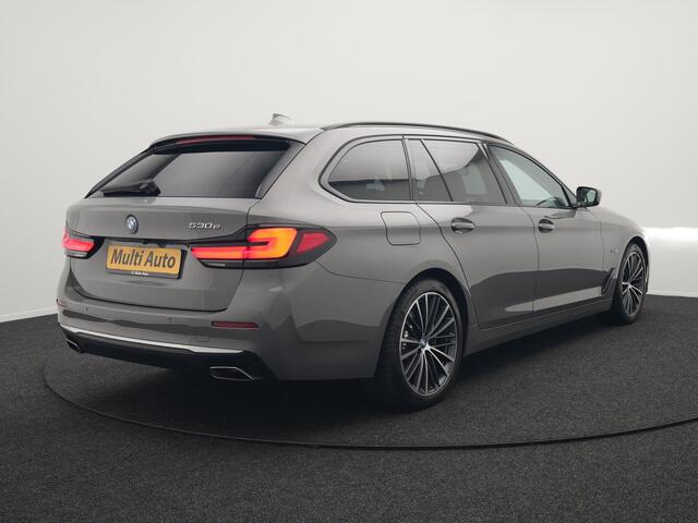 BMW 5-SERIE Touring 530e High Executive Plug In Hybrid 293pk Dealer O.H PHEV | Lederen Comfortzetels Massage & Memory | Adaptive Cruise | Head Up | 19"L.M | Harman Kardon | Apple Carplay | Sfeerverlichting | Camera |