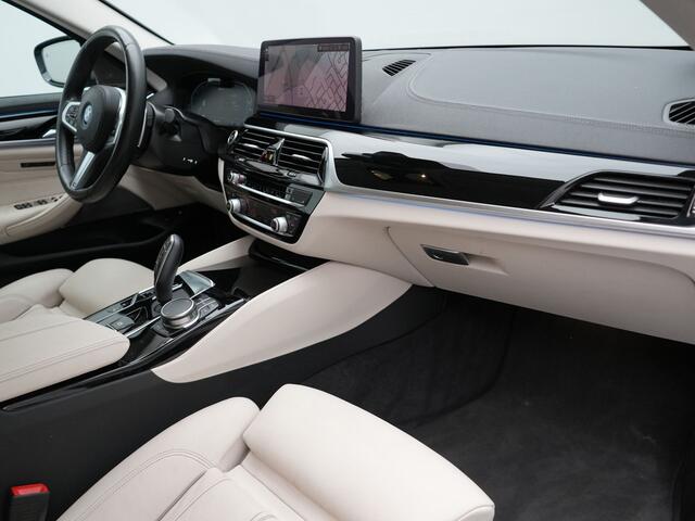 BMW 5-SERIE Touring 530e High Executive Plug In Hybrid 293pk Dealer O.H PHEV | Lederen Comfortzetels Massage & Memory | Adaptive Cruise | Head Up | 19"L.M | Harman Kardon | Apple Carplay | Sfeerverlichting | Camera |