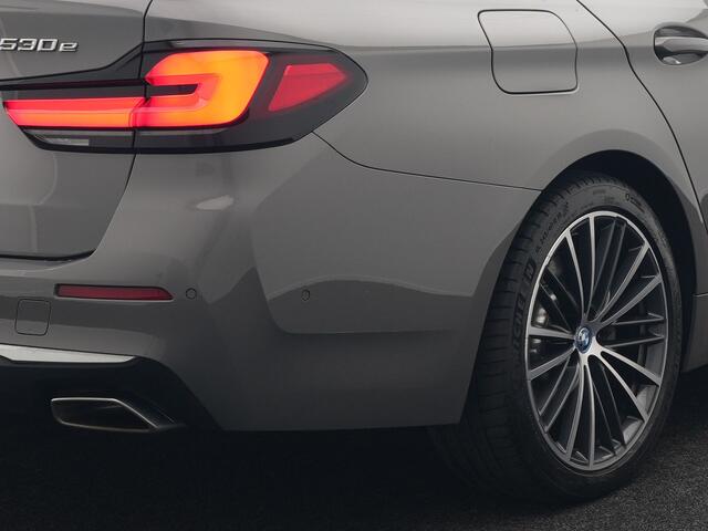 BMW 5-SERIE Touring 530e High Executive Plug In Hybrid 293pk Dealer O.H PHEV | Lederen Comfortzetels Massage & Memory | Adaptive Cruise | Head Up | 19"L.M | Harman Kardon | Apple Carplay | Sfeerverlichting | Camera |