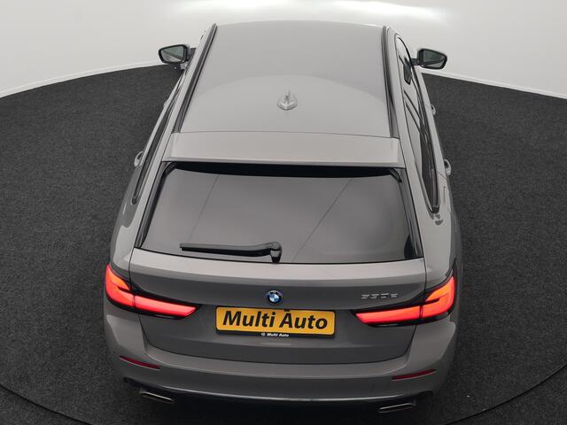 BMW 5-SERIE Touring 530e High Executive Plug In Hybrid 293pk Dealer O.H PHEV | Lederen Comfortzetels Massage & Memory | Adaptive Cruise | Head Up | 19"L.M | Harman Kardon | Apple Carplay | Sfeerverlichting | Camera |
