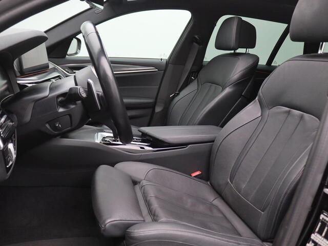 BMW 5-SERIE Touring 520i Business Edition Plus 184PK AUT8 M-Sport, Pano-Schuifdak, Laser-LED Koplampen, Stoelventilatie, Memorystoelen, Navi, Keyless, Achteruitrijcamera, Cruise Controle, Trekhaak, 19" LM Velgen