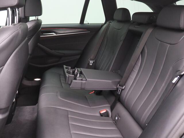 BMW 5-SERIE Touring 520i Business Edition Plus 184PK AUT8 M-Sport, Pano-Schuifdak, Laser-LED Koplampen, Stoelventilatie, Memorystoelen, Navi, Keyless, Achteruitrijcamera, Cruise Controle, Trekhaak, 19" LM Velgen
