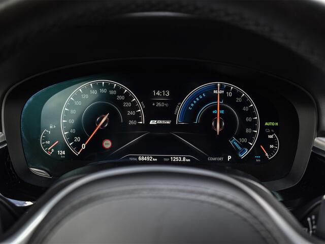 BMW 5-SERIE 530e iPerformance HIGH EXECUTIVE | M-SPORT | SCHUIF-/-DAK | SHADOW-LINE | HEAD-UP | COMFORT SEATS+MEMORY | HARMAN-/-KARDON | 360 CAMERA | ACTIVE CRUISE | AMBIANCE INTERIEUR | COMFORT ACCESS | SOFT-CLOSE | ADAPTIVE LED |