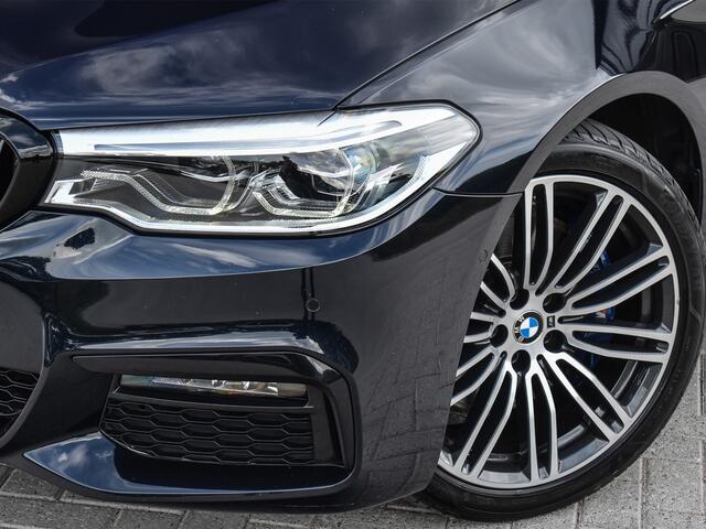 BMW 5-SERIE 530e iPerformance HIGH EXECUTIVE | M-SPORT | SCHUIF-/-DAK | SHADOW-LINE | HEAD-UP | COMFORT SEATS+MEMORY | HARMAN-/-KARDON | 360 CAMERA | ACTIVE CRUISE | AMBIANCE INTERIEUR | COMFORT ACCESS | SOFT-CLOSE | ADAPTIVE LED |