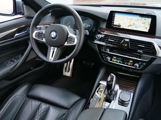 BMW 5-SERIE Touring 540i xDrive High Executive 340 Pk Automaat Navi / Leder / Schuifdak / Trekhaak / Airco achter