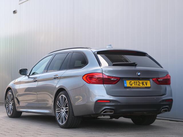 BMW 5-SERIE Touring 540i xDrive High Executive 340 Pk Automaat Navi / Leder / Schuifdak / Trekhaak / Airco achter