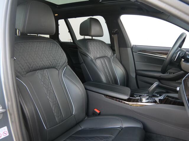 BMW 5-SERIE Touring 540i xDrive High Executive 340 Pk Automaat Navi / Leder / Schuifdak / Trekhaak / Airco achter