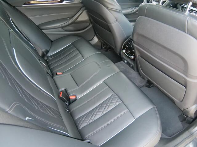 BMW 5-SERIE Touring 540i xDrive High Executive 340 Pk Automaat Navi / Leder / Schuifdak / Trekhaak / Airco achter