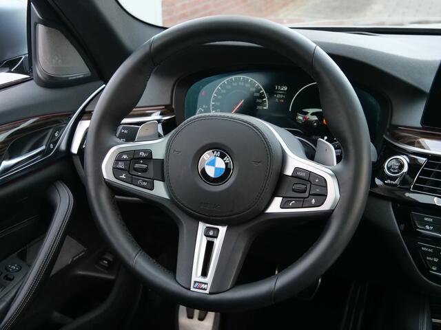 BMW 5-SERIE Touring 540i xDrive High Executive 340 Pk Automaat Navi / Leder / Schuifdak / Trekhaak / Airco achter