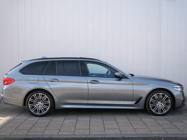 BMW 5-SERIE Touring 540i xDrive High Executive 340 Pk Automaat Navi / Leder / Schuifdak / Trekhaak / Airco achter