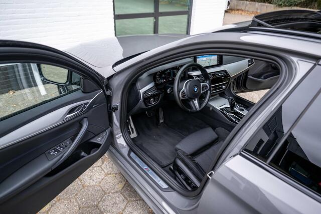 BMW 5-SERIE Touring 530e xDrive M-Sport CoPilot Panorama Trekhaak 360