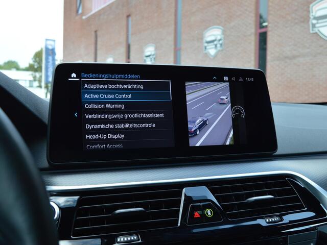 BMW 5-SERIE Touring 530e M Sport | ACC | Panorama | Trekhaak