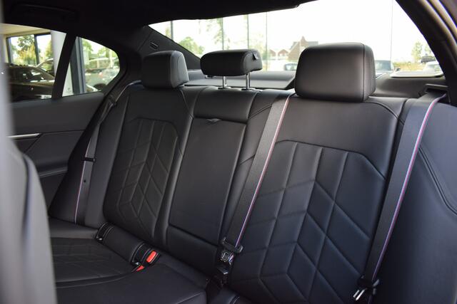 BMW 5-SERIE 530e M Sport Edition | Dealer Garantie | Pano | B&W | Trekhaak Elektr.