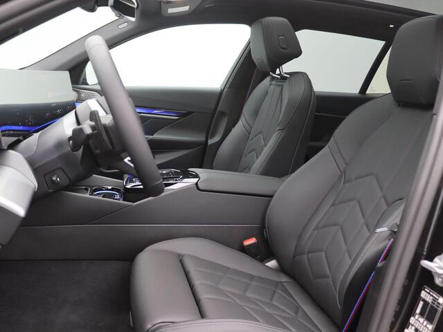 BMW 5-SERIE Touring 530e xDrive 299PK Aut. M-Sport, Panoramadak, Head-Up Display, Stoelverwarming & ventilatie, Bowers & Wilkins Audio, Elektr. Achterklep, Trekhaak, 21" LM Velgen