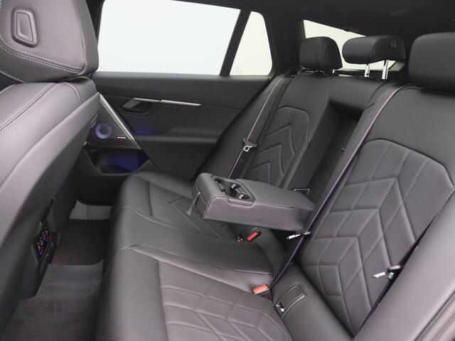 BMW 5-SERIE Touring 530e xDrive 299PK Aut. M-Sport, Panoramadak, Head-Up Display, Stoelverwarming & ventilatie, Bowers & Wilkins Audio, Elektr. Achterklep, Trekhaak, 21" LM Velgen