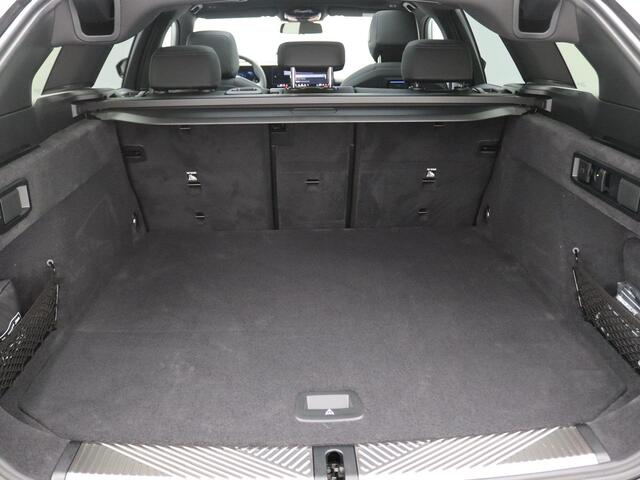 BMW 5-SERIE Touring 530e xDrive 299PK Aut. M-Sport, Panoramadak, Head-Up Display, Stoelverwarming & ventilatie, Bowers & Wilkins Audio, Elektr. Achterklep, Trekhaak, 21" LM Velgen