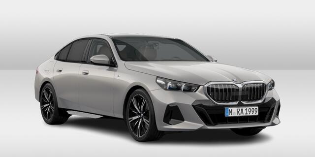 BMW 5-SERIE 520i M-Sport HeadUp H/K Pano Driving Pro Trekhaak Stoelventilatie