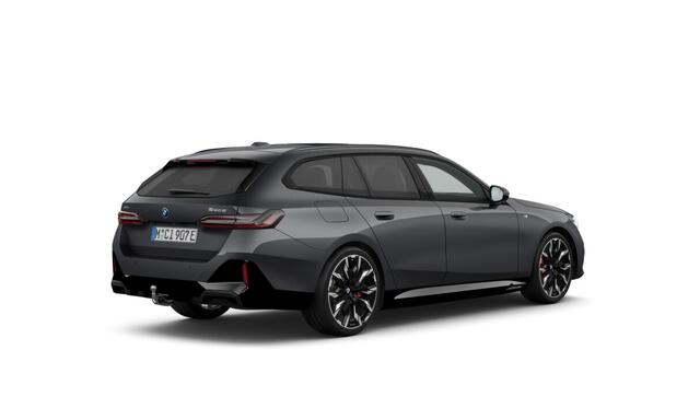 BMW 5-SERIE Touring 550e xDrive | 21 Inch | M-Sportpakket Pro | Innovation Pack | Travel Pack | Comfort pack | Panorama dak | Trekhaak