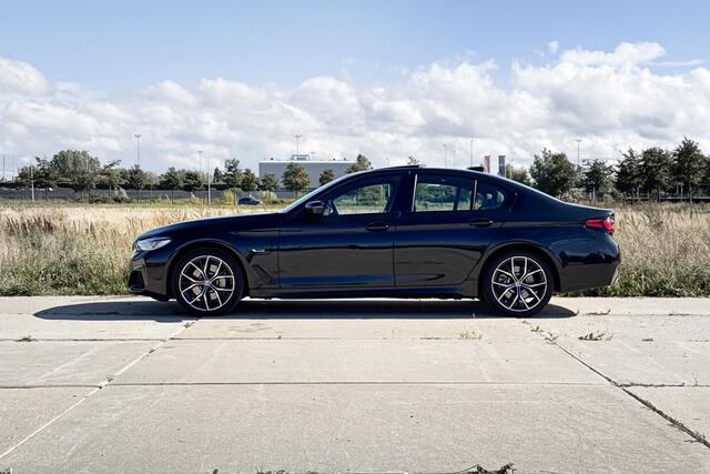 BMW 5-SERIE Sedan 530e Business Edition Plus | M Sport | Glazen Panoramadak | Head-up Display | Stoelverwarming |