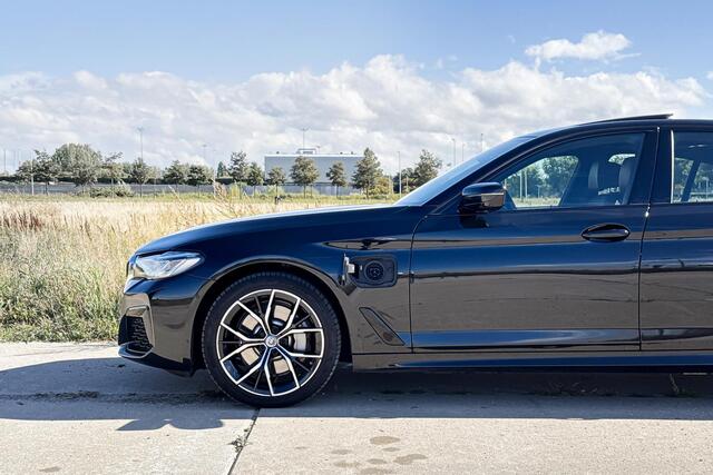 BMW 5-SERIE Sedan 530e Business Edition Plus | M Sport | Glazen Panoramadak | Head-up Display | Stoelverwarming |