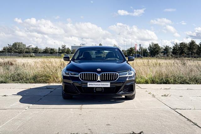 BMW 5-SERIE Sedan 530e Business Edition Plus | M Sport | Glazen Panoramadak | Head-up Display | Stoelverwarming |