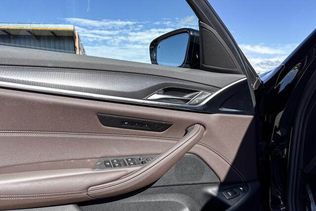 BMW 5-SERIE Sedan 530e Business Edition Plus | M Sport | Glazen Panoramadak | Head-up Display | Stoelverwarming |