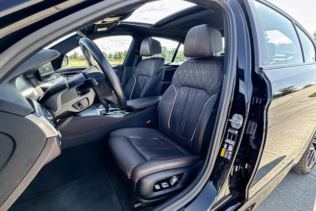 BMW 5-SERIE Sedan 530e Business Edition Plus | M Sport | Glazen Panoramadak | Head-up Display | Stoelverwarming |