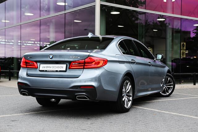 BMW 5-SERIE 530e xDrive High Executive M Sport Automaat / Sportstoelen / Soft Close / Comfort Access / Adaptieve LED / Head-Up / Stoelverwarming / BMW Live Cockpit Professional