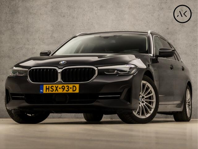 BMW 5-SERIE Touring 530e Sportline 293Pk Automaat (APPLE CARPLAY, GROOT NAVI, DEALER ONDERHOUDEN, CAMERA, SFEERVERLICHTING, LEDER, SPORTSTOELEN, ADAPTIVE CRUISE, TREKHAAK ELEKTRISCH, NIEUWSTAAT)