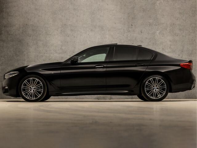 BMW 5-SERIE 520i M Sport High Executive 184Pk Automaat (SCHUIFDAK, M PAKKET, HEAD-UP DISPLAY, APPLE CARPLAY, GROOT NAVI, STUUR/STOELVERWARMING, MEMORY SEATS, ADAPTIVE CRUISE, SFEERVERLICHTING, CAMERA, DISPLAY KEY, NIEUWSTAAT)
