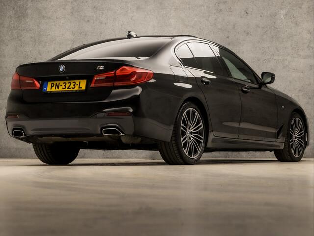 BMW 5-SERIE 520i M Sport High Executive 184Pk Automaat (SCHUIFDAK, M PAKKET, HEAD-UP DISPLAY, APPLE CARPLAY, GROOT NAVI, STUUR/STOELVERWARMING, MEMORY SEATS, ADAPTIVE CRUISE, SFEERVERLICHTING, CAMERA, DISPLAY KEY, NIEUWSTAAT)