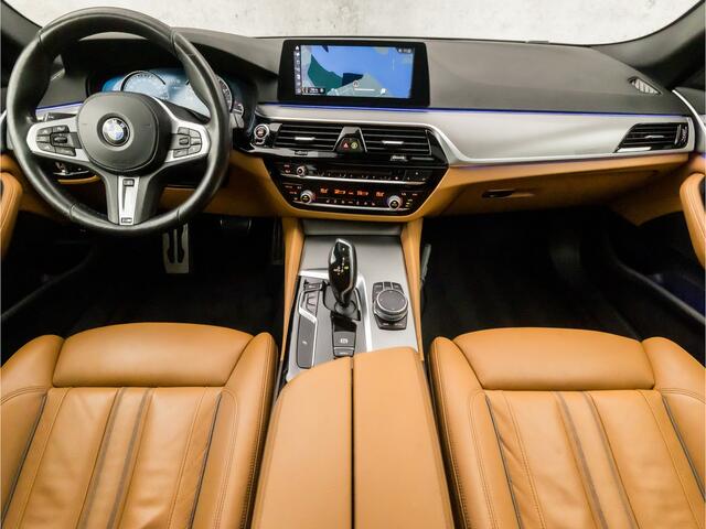 BMW 5-SERIE 520i M Sport High Executive 184Pk Automaat (SCHUIFDAK, M PAKKET, HEAD-UP DISPLAY, APPLE CARPLAY, GROOT NAVI, STUUR/STOELVERWARMING, MEMORY SEATS, ADAPTIVE CRUISE, SFEERVERLICHTING, CAMERA, DISPLAY KEY, NIEUWSTAAT)