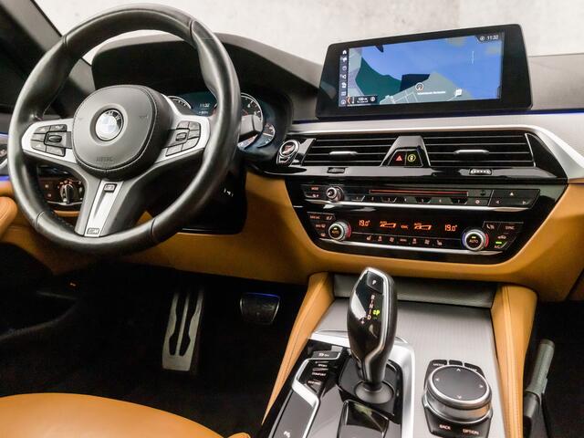 BMW 5-SERIE 520i M Sport High Executive 184Pk Automaat (SCHUIFDAK, M PAKKET, HEAD-UP DISPLAY, APPLE CARPLAY, GROOT NAVI, STUUR/STOELVERWARMING, MEMORY SEATS, ADAPTIVE CRUISE, SFEERVERLICHTING, CAMERA, DISPLAY KEY, NIEUWSTAAT)