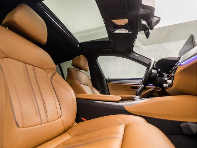 BMW 5-SERIE 520i M Sport High Executive 184Pk Automaat (SCHUIFDAK, M PAKKET, HEAD-UP DISPLAY, APPLE CARPLAY, GROOT NAVI, STUUR/STOELVERWARMING, MEMORY SEATS, ADAPTIVE CRUISE, SFEERVERLICHTING, CAMERA, DISPLAY KEY, NIEUWSTAAT)