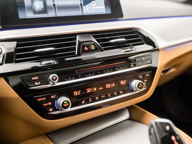 BMW 5-SERIE 520i M Sport High Executive 184Pk Automaat (SCHUIFDAK, M PAKKET, HEAD-UP DISPLAY, APPLE CARPLAY, GROOT NAVI, STUUR/STOELVERWARMING, MEMORY SEATS, ADAPTIVE CRUISE, SFEERVERLICHTING, CAMERA, DISPLAY KEY, NIEUWSTAAT)