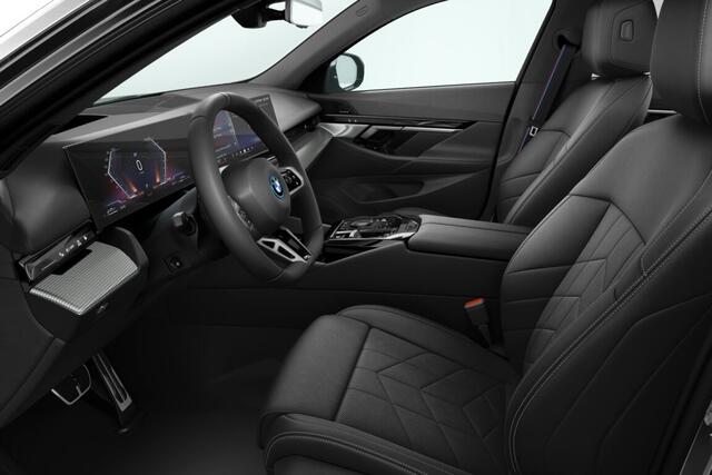 BMW 5-SERIE Sedan 550e xDrive | M Sport Pro | Innovation Pack | Travel Pack | Comfort Pack | Trekhaak