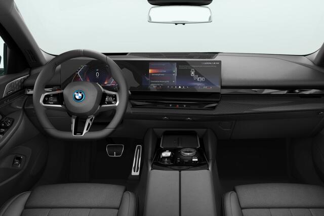 BMW 5-SERIE Sedan 550e xDrive | M Sport Pro | Innovation Pack | Travel Pack | Comfort Pack | Trekhaak