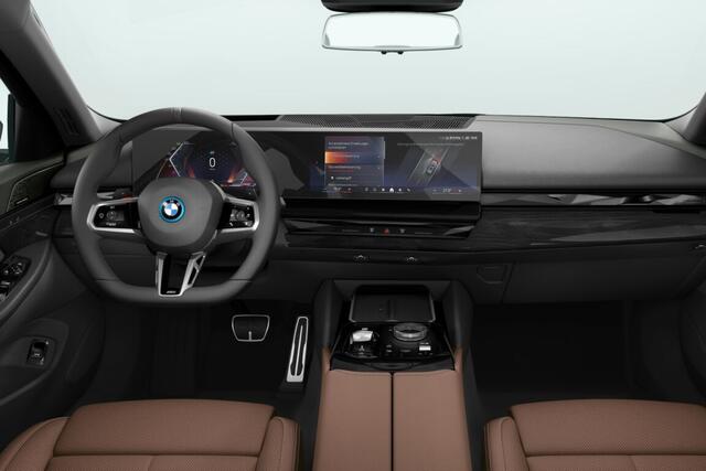 BMW 5-SERIE Touring 550e xDrive | M Sport Pro | Innovation Pack | Travel Pack | Comfort Pack | Trekhaak