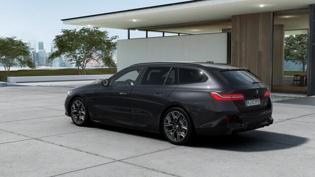 BMW 5-SERIE Touring 530e High Executive M Sport Automaat / Panoramadak / Adaptieve LED / Parking Assistant Plus / M Sportonderstel / Live Cockpit Professional / Stoelverwarming