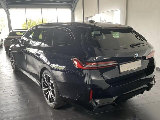 BMW 5-SERIE Touring 540d xDrive M-SPORT Pro ** LED, PANORAMA, LEDER, 20-inch LMV, ICONIC GLOW, TREKH ** Ex BMW - ¤ 25.900 onder NP ** ** INFORMEER OOK NAAR ONZE AANTREKKELIJKE FINANCIAL-LEASE TARIEVEN **