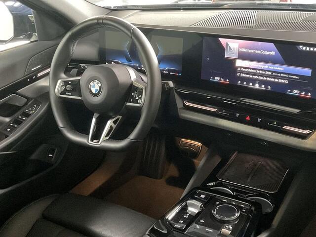 BMW 5-SERIE Touring 540d xDrive M-SPORT Pro ** LED, PANORAMA, LEDER, 20-inch LMV, ICONIC GLOW, TREKH ** Ex BMW - ¤ 25.900 onder NP ** ** INFORMEER OOK NAAR ONZE AANTREKKELIJKE FINANCIAL-LEASE TARIEVEN **