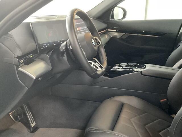 BMW 5-SERIE Touring 540d xDrive M-SPORT Pro ** LED, PANORAMA, LEDER, 20-inch LMV, ICONIC GLOW, TREKH ** Ex BMW - ¤ 27.800 onder NP ** ** INFORMEER OOK NAAR ONZE AANTREKKELIJKE FINANCIAL-LEASE TARIEVEN **