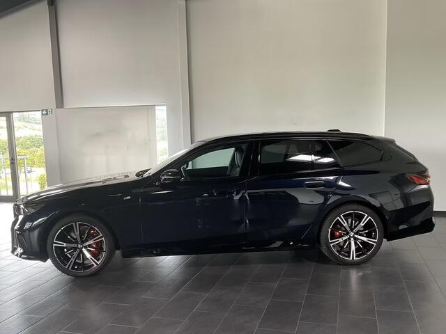 BMW 5-SERIE Touring 540d xDrive M-SPORT Pro ** LED, PANORAMA, LEDER, 20-inch LMV, ICONIC GLOW, TREKH ** Ex BMW - ¤ 26.800 onder NP ** ** INFORMEER OOK NAAR ONZE AANTREKKELIJKE FINANCIAL-LEASE TARIEVEN **