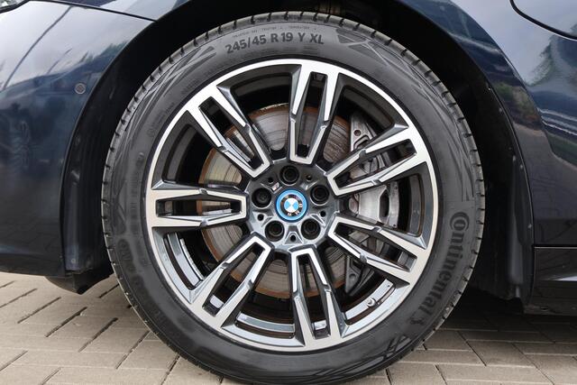 BMW 5-SERIE Sedan 550e xDrive | M Sportpakket | Innovation Pack | Comfort Pack